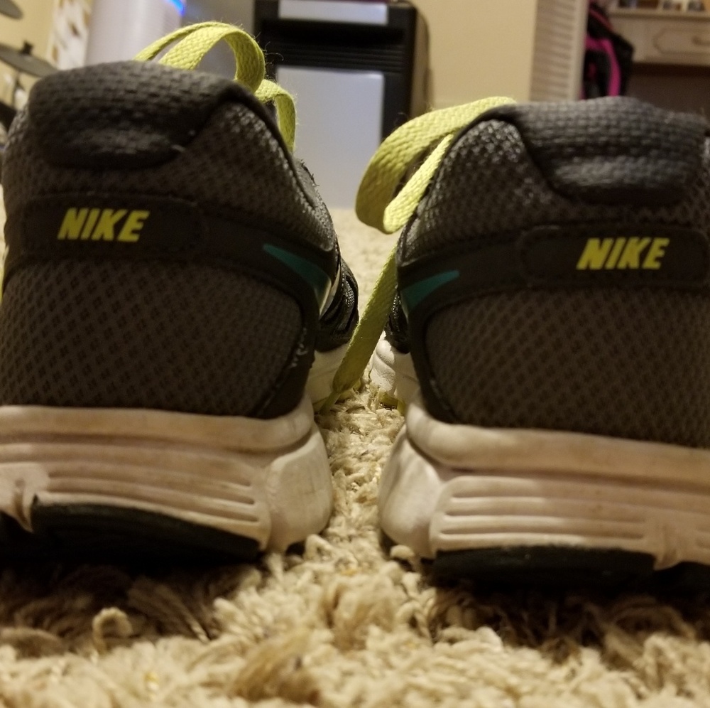 Women's size 8 Nike shoes - Picture 4 of 5